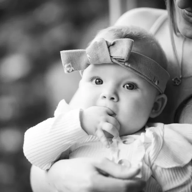 Schwarz/Weiß oder Farbe? 🤔 Was gefällt dir besser?😊
#homeshooting #babyshooting #dmf #dermobilefotograf #newbornshooting