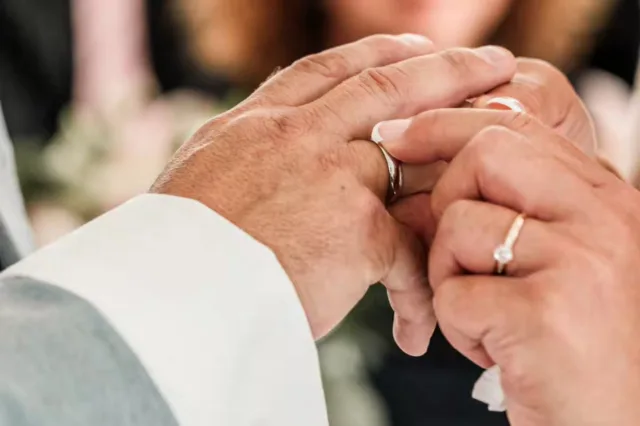 Der perfekte Moment! Für immer festgehalten! ♥️
#hochzeitsfotografie #standesamt #dermobilefotograf #hochzeitsreportage #dmf