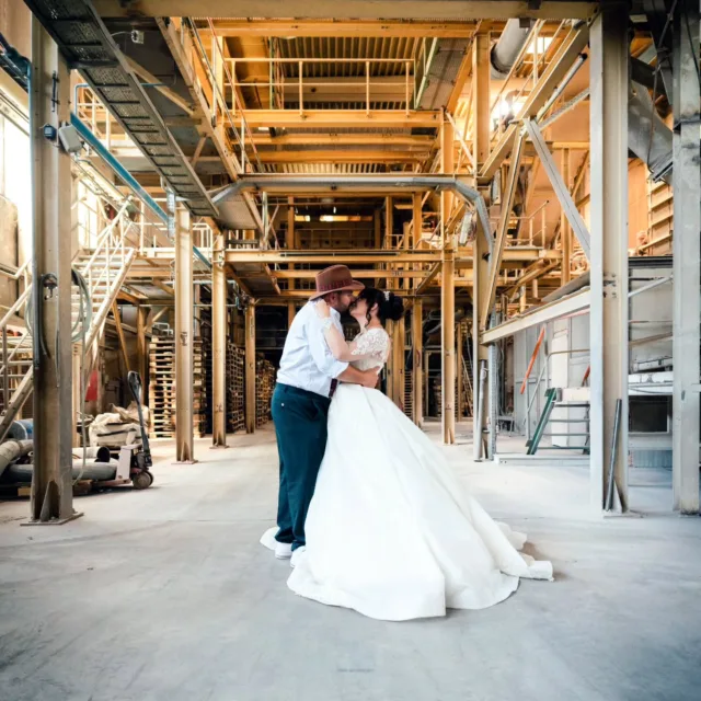 Just the moment of Love...♥️ ...and fun 😆
#hochzeitsreportage #weddingshoot  #dermobilefotograf #realmoments #dmf
