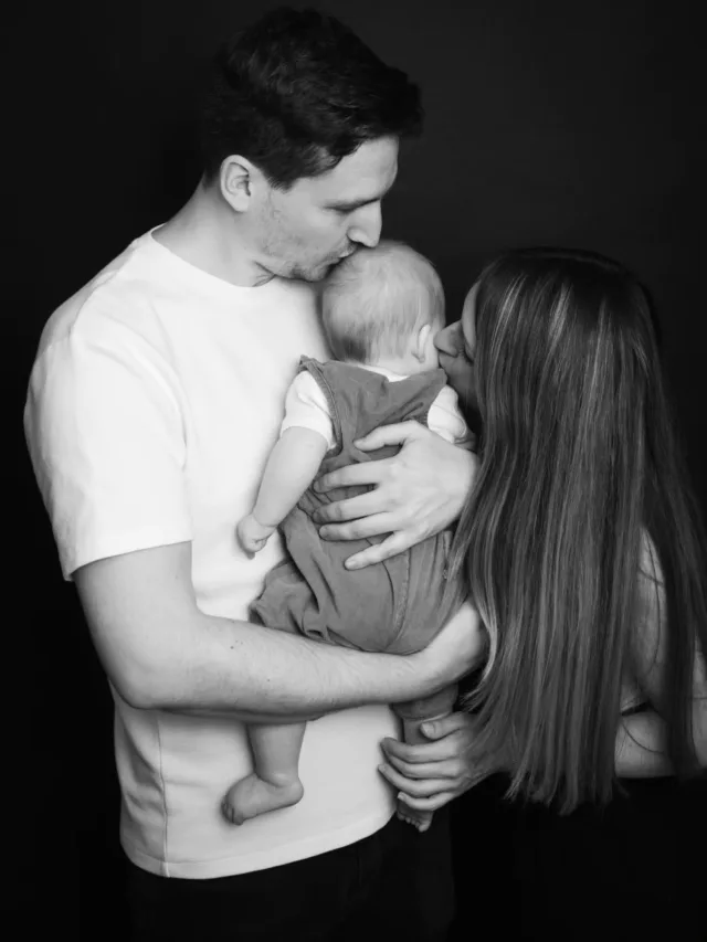 Schwarz-Weiß oder Farbe? Was gefällt dir besser? 🤔 #homeshooting #babyshooting #dermobilefotograf #einfachentspannt #familyshooting