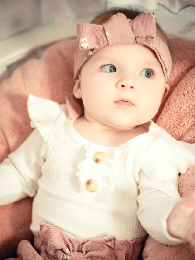 Mal zart in Farbe, mal ganz ruhig in Schwarzweiß — und beides zeigt genau das, was diesen Moment so schön macht: diese kleine, stille Niedlichkeit, die man am liebsten für immer festhalten will

#babyfotografie #babyshooting #kleinemomente #dmf #dermobilefotograf