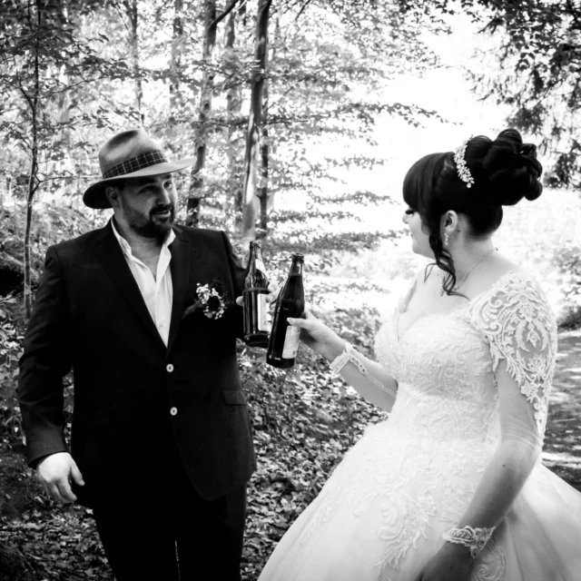 Zwischen großem Moment und kleinen Details entstehen oft die Bilder, die eine Hochzeit wirklich greifbar machen: ein ehrlicher Blick, ein lockeres Anstoßen und dann diese ruhige Nähe in den Händen, den Blumen und den Ringen. Nicht geschniegelt, nicht gestellt – einfach echt.
#hochzeitsfotografie #hochzeitsdetails #eheringe #dmf #dermobilefotograf