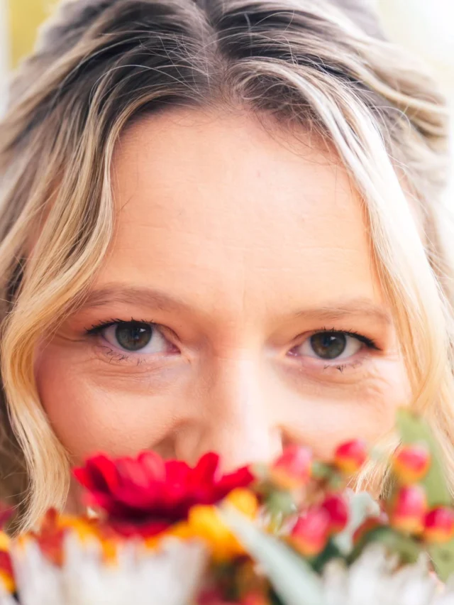 Zwischen all den großen Momenten sind es oft die ruhigen, die bleiben.
Ein Blick, ein bisschen Nervosität, ganz viel Vorfreude — für immer festgehalten!
#dmf #dermobilefotograf #hochzeitsfotograf #brautportrait #weddinginspo