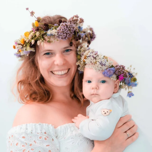 Zwei Bilder, ein Gefühl: Nähe.
Erst dieser ruhige Moment bei Mama auf dem Arm – und im nächsten Augenblick schon neugierig die Welt von unten entdecken. Genau das mag ich an solchen Shootings: nichts Großes inszenieren, sondern echte, kleine Augenblicke festhalten.
#dmf #dermobilefotograf #babyfotografie #motherhood #slowliving