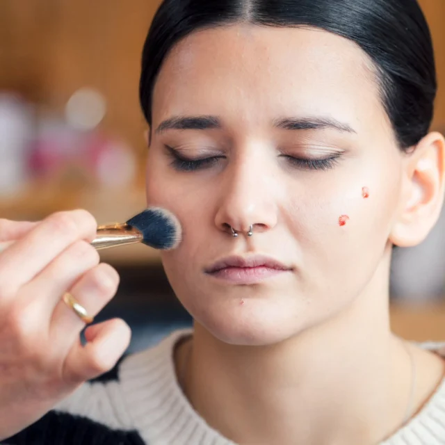 Get-Ready-Shooting: Wenn aus Vorfreude langsam Realität wird: die letzten Pinselstriche, ein bisschen Ruhe vor dem großen Tag und dieser besondere Zauber am Morgen.
Make-up by @johannahairandmake-up & @mariasfrisurenwerkstatt — so schön, natürlich und passend für diesen Moment.
#gettingready #bridalmakeup #hochzeitsfotografie #dmf #dermobilefotograf